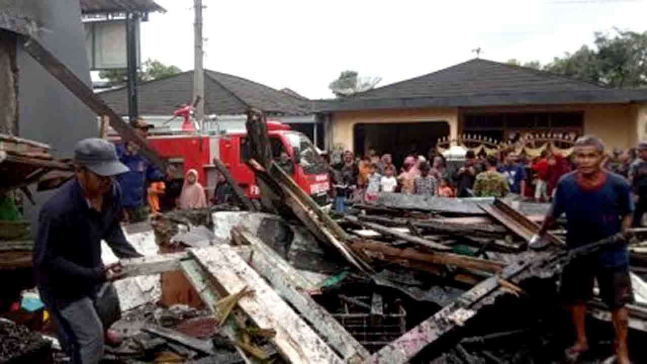 Anggota Babinsa Dan Masyarakat Bantu Evakuasi Rumah Warga Yang Terdampak Kebakaran