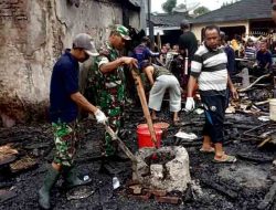 Anggota Babinsa Dan Masyarakat Bantu Evakuasi Rumah Warga Yang Terdampak Kebakaran 2