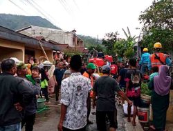 Anggota Babinsa Dan Masyarakat Bantu Evakuasi Rumah Warga Yang Terdampak Kebakaran 3