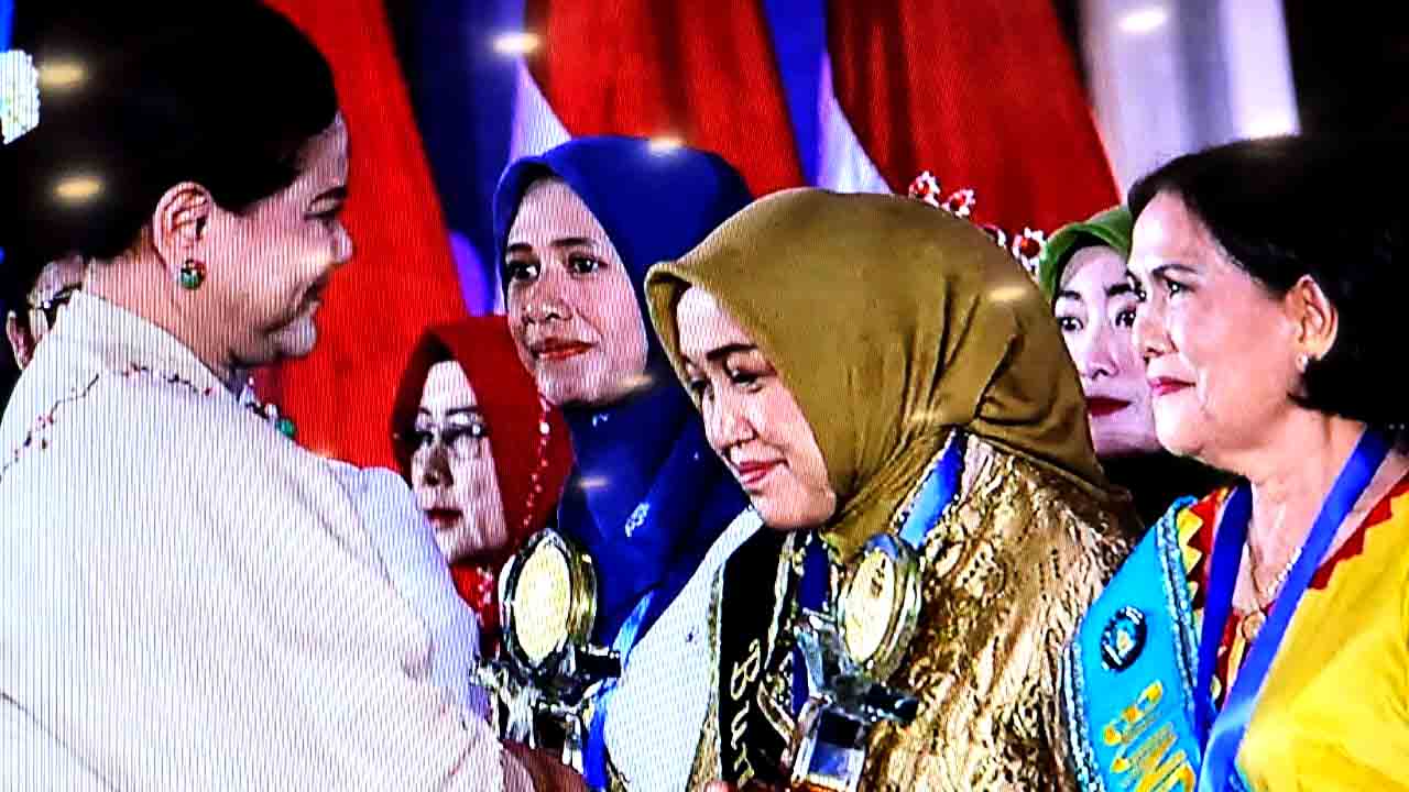 Bunda paud lamongan raih penghargaan widya dharma utama tingkat nasional
