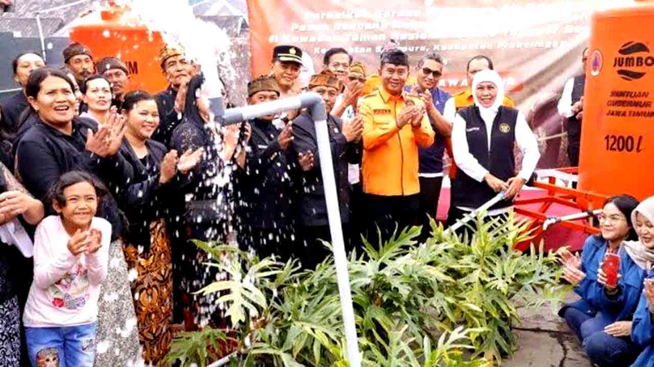 Gubernur Jawa Timur Khofifah Indar Parawansa meresmikan jaringan pipa air bersih