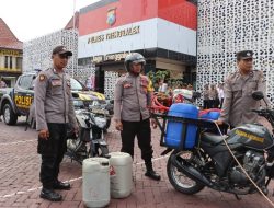 Di Trenggalek Polisi Inovatif Padamkan Karhutla pada Ketinggian Pakai Alat Damkar Mini Pakai Motor