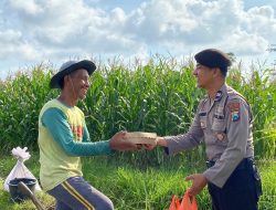 Jumat Curhat Polres Blitar Patroli Sambang Warga Sambil Berbagi Nasi Kotak