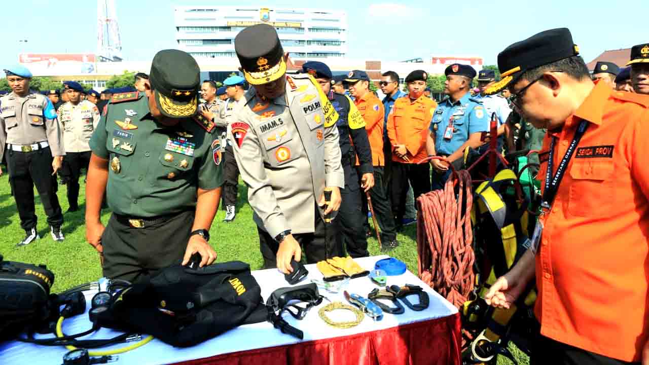Kapolda jatim cek peralatan dan kesiapan personel penanggulangan bencana