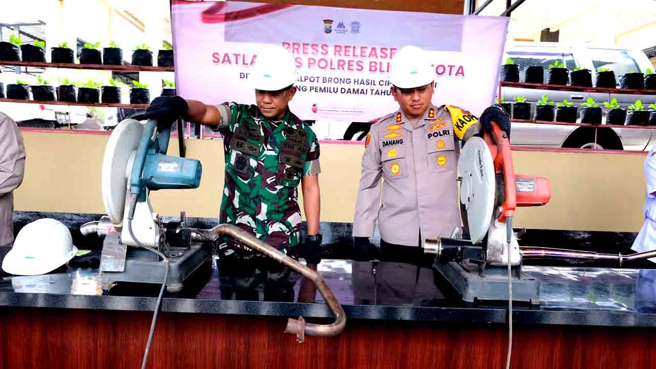 Kapolres Blitar Kota Bersama Forkopimda Musnahkan Knalpot Brong Hasil Razia