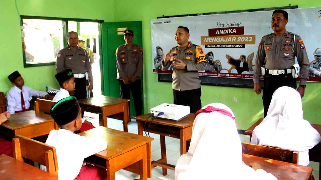 Kapolres kediri kota, mendadak jadi guru pada kelas inspirasi di mi dan mts miftahul afkar selotopeng