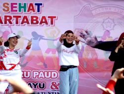 Keseruan Senam Sehat, Bupati Nina Agustina Bagi-bagi Sepeda Bagi Guru PAUD