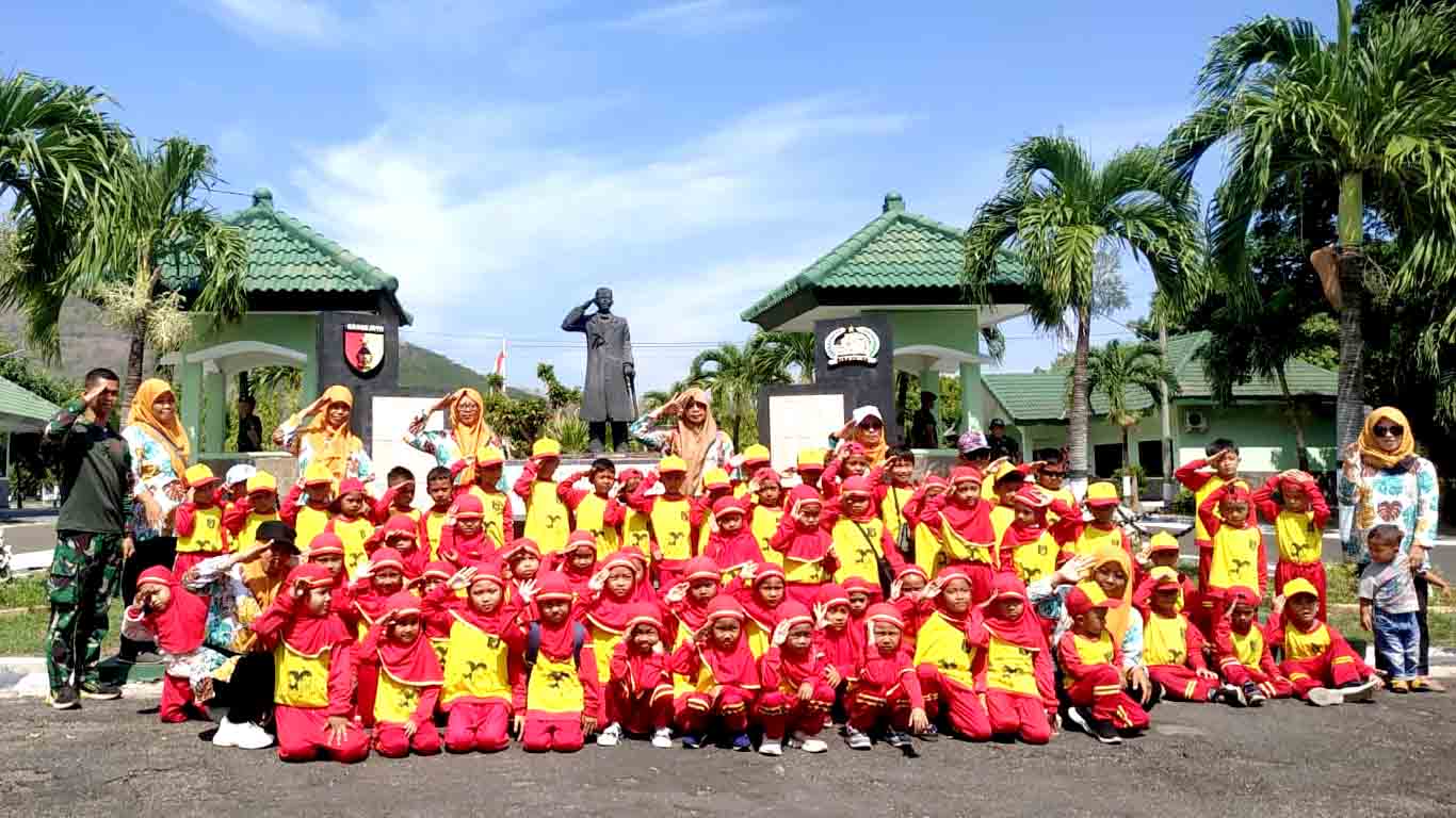 Kunjungan edukasi tk kusuma mulia tales, memperkenalkan tni sejak dini pada anak didiknya