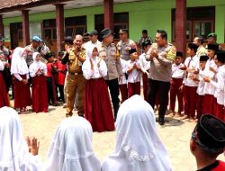 Kunjungi SDN 1 Bareng, Kapolres Ponorogo Berikan Edukasi Larangan Bullying