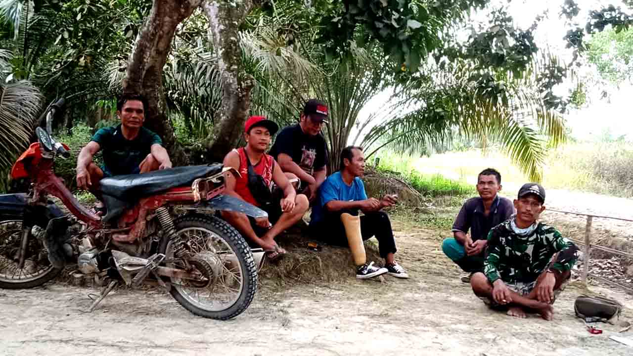 Masyarakat Keluhkan Sulitnya Sinyal 4G Telkomsel,Pemdes Bumi Kencana Minta Pihak Terkait Untuk Merespon.