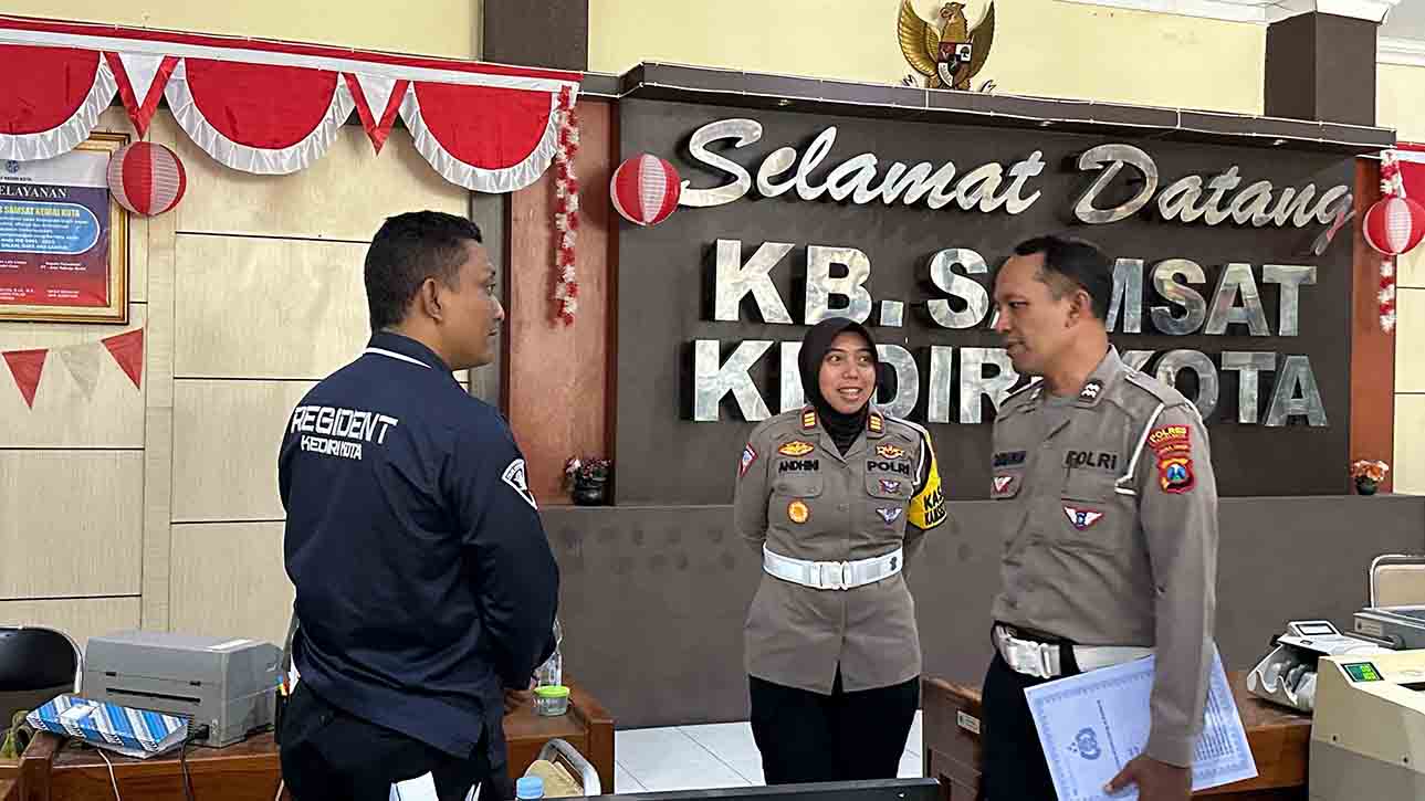 Pastikan Tidak Ada Jasa Calo Dan Pungli, Kasat Lantas Sidak Samsat Kota Kediri