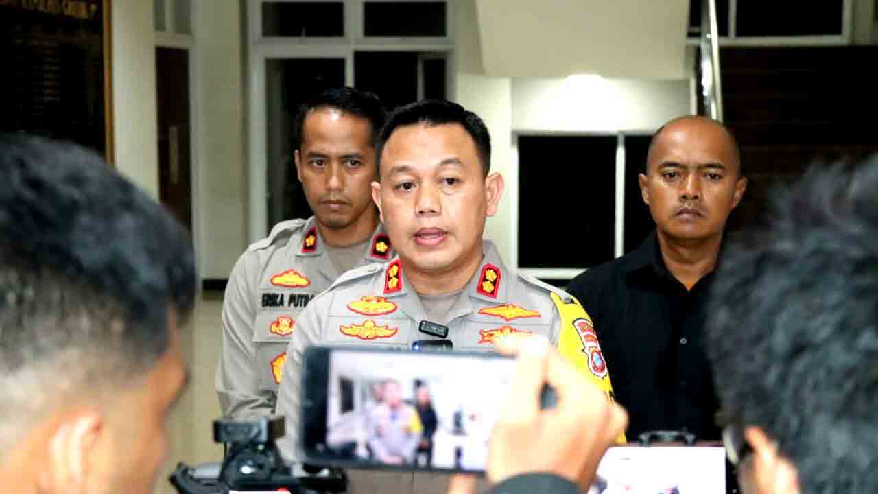 Penjelasan kapolres gresik terkait kericuhan suporter di stadion gelora joko samudro