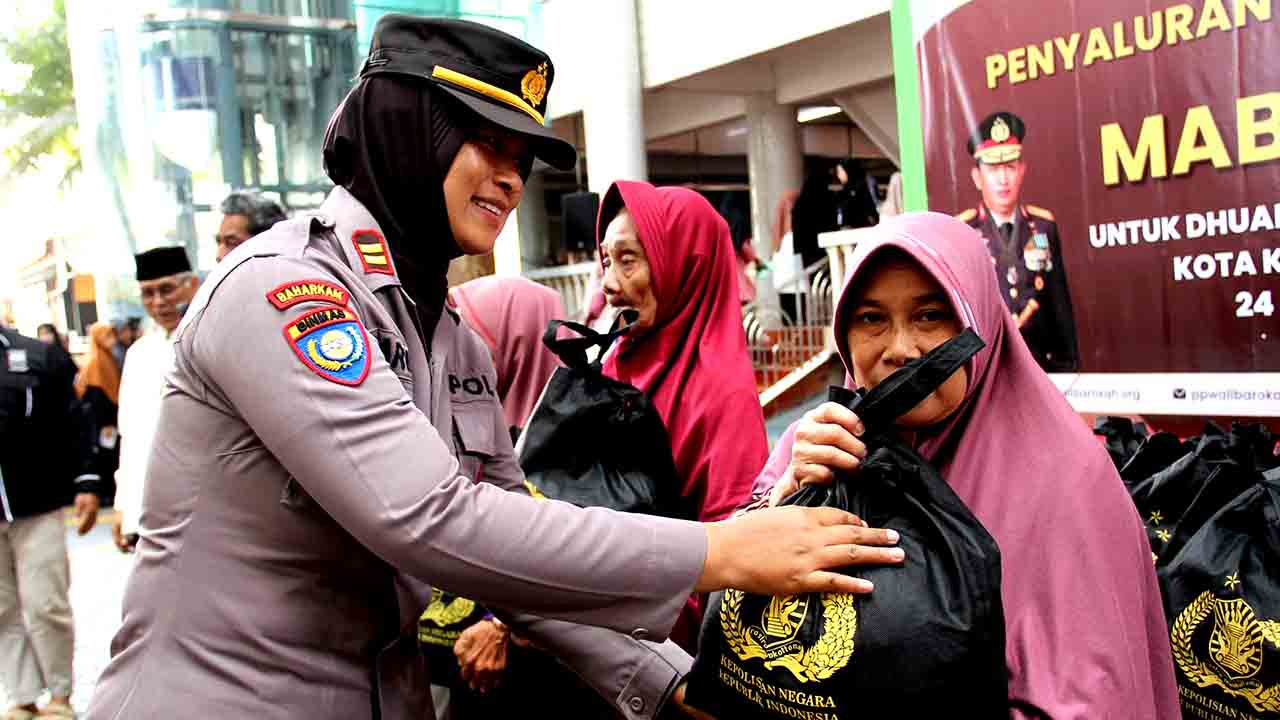 Polres Kediri Kota Berbagi Sembako Di Jum'at Curhat Dari Kapolri 2