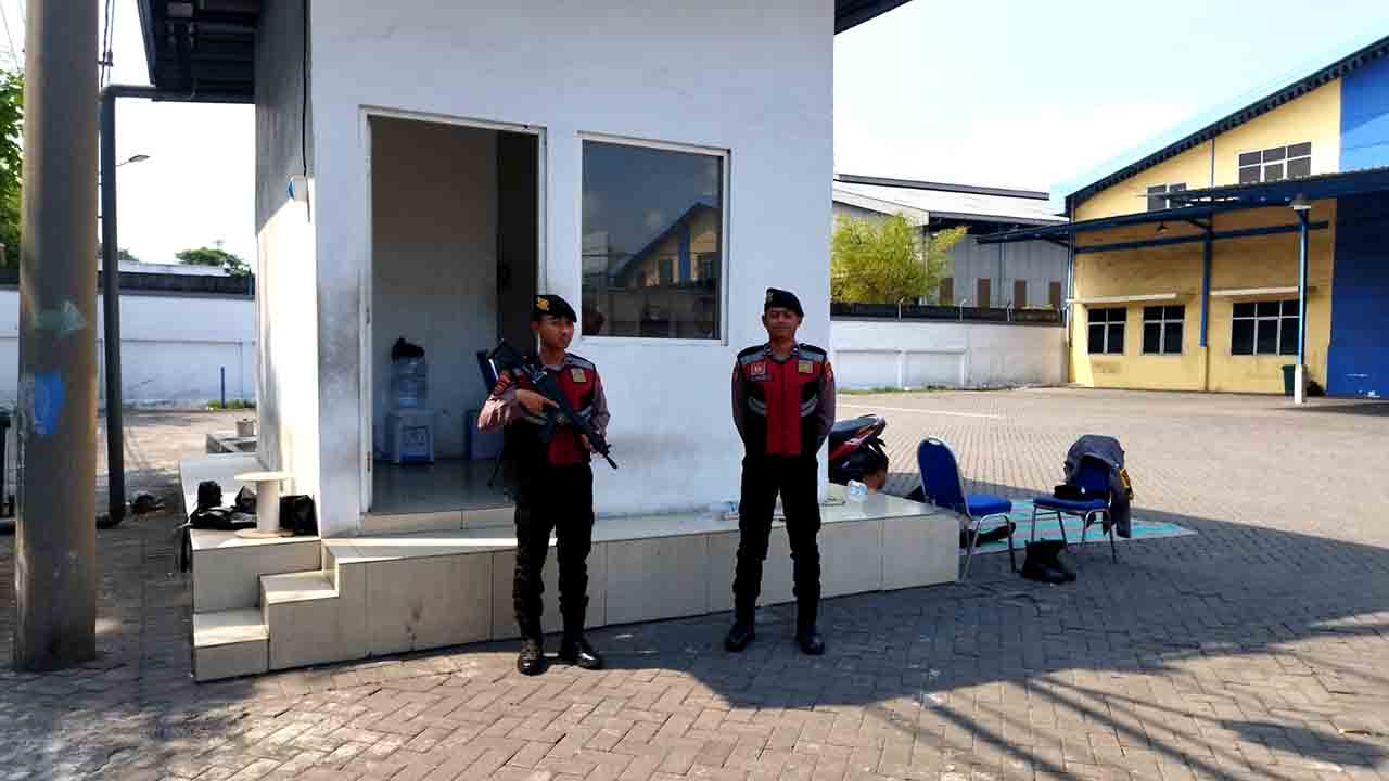 Polrestabes Surabaya Siagakan Personel Pengamanan Gudang
