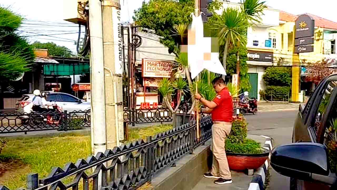 Satpol Pp Indramayu Tegas Tertibkan Puluhan Spanduk Dan Baliho Yang Langgar Perda 2