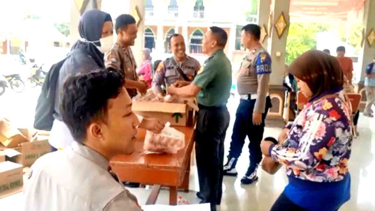 Sinergitas polisi bersama tni bantu penyaluran cpp untuk 1.211 keluarga rawan stunting di mojokerto