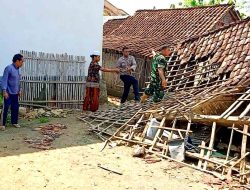 Sinergitas Polisi bersama TNI dan Warga Bersihkan Rumah Roboh Akibat Angin Kencang di Bangkalan