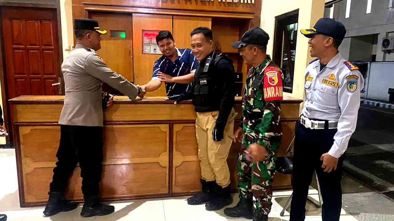 Sinergitas polres kediri bersama tni gelar patroli skala besar jaga stabilitas kamtibmas jelang pemilu