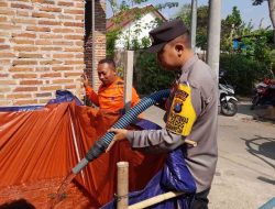 Tangani Dampak Kemarau Panjang Polisi dan BPBD Kota Blitar Rutin Droping Air Bersih Bantu Warga