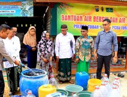 Tangani Dampak Kemarau, Polres Tuban Bersama PCNU Droping Air Bersih Untuk Warga