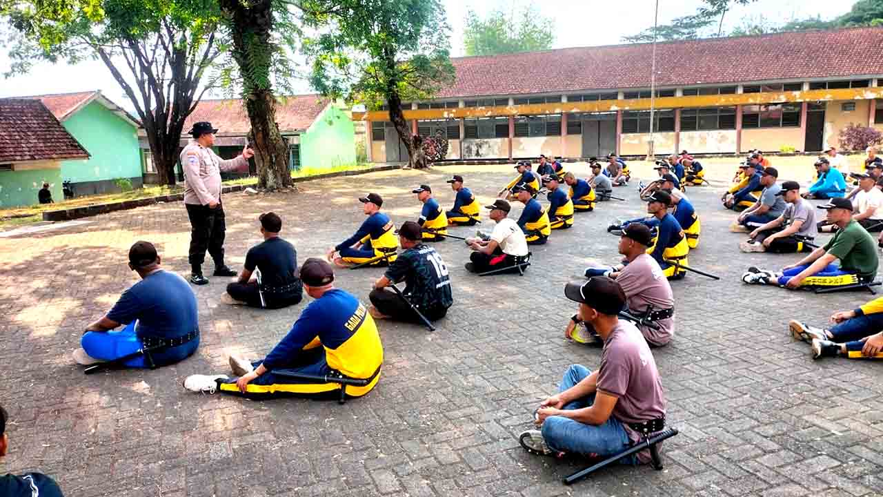 Tingkatkan Skill Pam Swakarsa, Polresta Malang Kota Berikan Pembinaan Dan Pelatihan Satpam