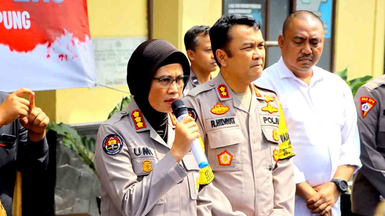 Viral Wisudawan Bawa Spanduk Minta Usut Pembunuhan Ayahnya