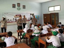 Anggota Polres Tulungagung Jadi Guru di Kelas Inspirasi Andika Mengajar 2023