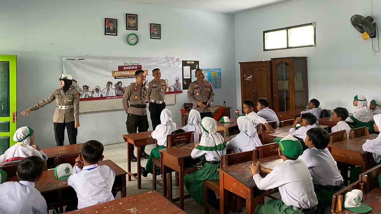 Anggota Polres Tulungagung Jadi Guru Di Kelas Inspirasi Andika Mengajar 2023