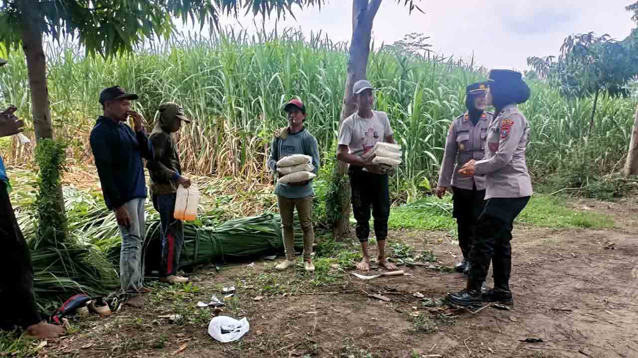 Bakti Polri, Polres Kediri Kota Berbagi Sembako Pada Masyarakat