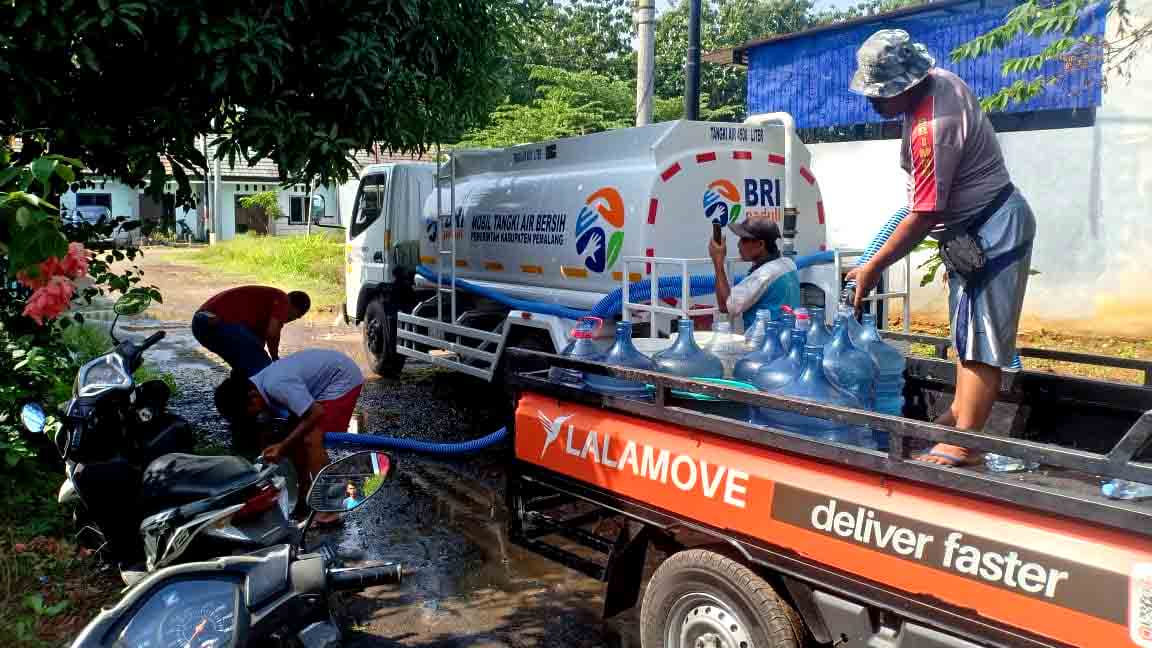 Bentuk Kepedulian Bantuan Air Bersih Disalurkan Oleh Perumda Tirta Mulia Kepada Masyarakat Desa Sambeng