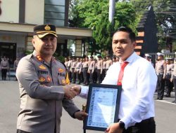 Berhasil Ungkap kasus Pengeroyokan di Bantaran Sungai Brantas, Anggota Sat Reskrim Diganjar Penghargaan