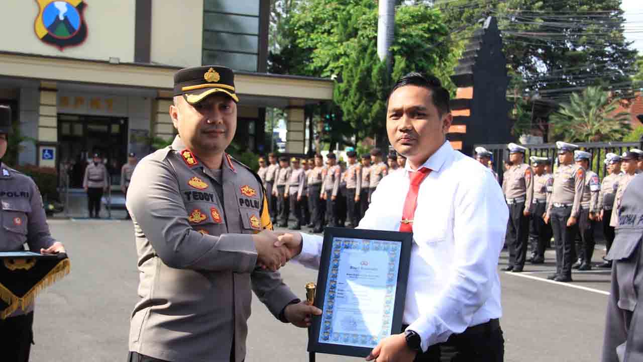 Berhasil Ungkap Kasus Pengeroyokan Di Bantaran Sungai Brantas, Anggota Sat Reskrim Diganjar Penghargaan 1