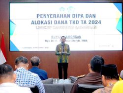Bupati Lamongan Yuhronur Efendi Serahkan DIPA dan Daftar Alokasi TKD 2024