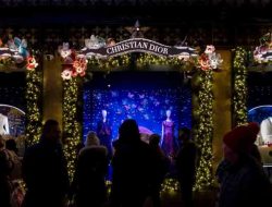 Hiasan Natal dan Tahun Baru di Etalase Toko Penuhi Kota New York