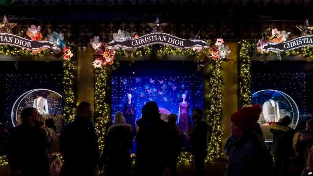 Hiasan Natal Dan Tahun Baru Di Etalase Toko Penuhi Kota New York
