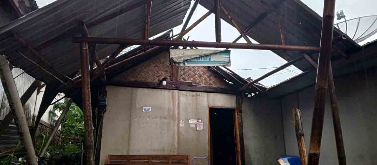 Hujan Deras Disertai Angin Puting Beliung Terjang Desa Longkeyang 1