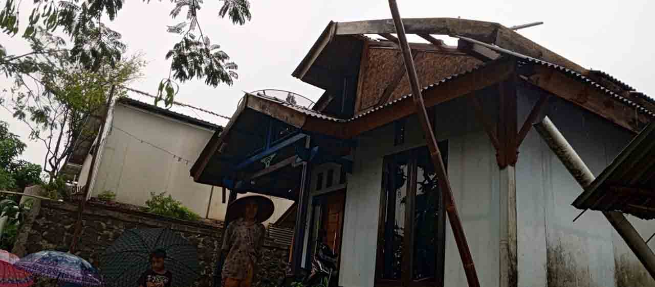 Hujan Deras Disertai Angin Puting Beliung Terjang Desa Longkeyang 2