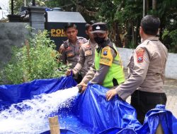 Kendaraan Taktis Polres Blitar Kota Berubah Fungsi Bantu Masyarakat Droping Air Bersih