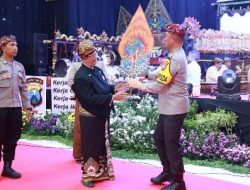 Polda Jatim Stimulasi Pemilu Damai Melalui Pagelaran Seni Wayang Kulit