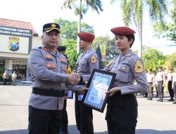 Kapolres Kediri Kota Pimpin Pemberian Penghargaan Pada Anggota Dan Taruna Akpol TK IV Angkatan 55 Yang Berprestasi