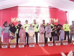 Patroli Motor di Jalur Pantura Situbondo, Kapolda Jatim Beri Bansos Untuk Warga Asembagus