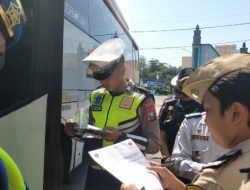 Jelang Nataru, Polres Magetan Bersama Dishub Lakukan Ramp Check Angkutan Transportasi