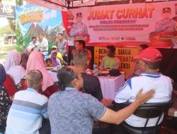 Hari Ibu, Polres Probolinggo Gelar Jumat Curhat Bersama Emak – emak Pedagang di Pantai Bentar