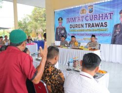 Polres Mojokerto Peduli, Berbagi Sembako di Jum’at Curhat