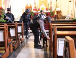 Polresta Malang Kota Bersama Brimob Sterilisasi Sejumlah Gereja Jamin Keamanan Ibadah Natal