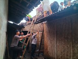Sinergitas, Polisi bersama TNI dan Warga Tangani Dampak Puting Beliung di Bondowoso