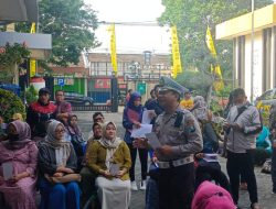 Kanit Kamsel Sat Lantas Polres Kediri Memberikan Dikmas Lantas Kepada Ibu – Ibu Tentang Pentingnya Kantibcarlantas