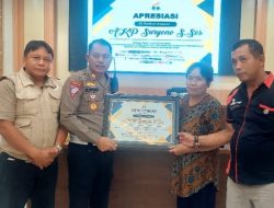 Sejumlah Media Online , LSM dan Stasiun Radio memberikan piagam penghargaan kepada Kasat Lantas Polres Kediri sebagai Mitra terbaik.