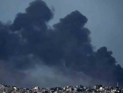 Israel Terus Menyerang, Asap Mengepul di Jalur Gaza