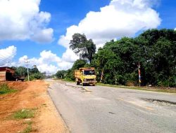 Jalan Poros provinsi Kalbar Alami Kerusakan Cukup Parah Rawan Akan Kecelakaan Utamanya Pengendara Roda Dua
